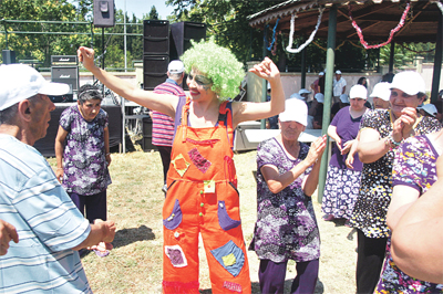 Doktorlar palyaço, hastalar dansçı, solist