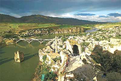 Hasankeyf'te iş makinesi şoku