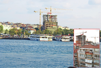 Vapurla Kadıköy'e geçenlerin gözü önünde bir dev!