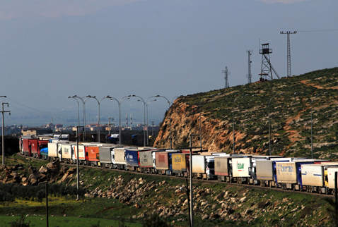 Patlamadan kurtulan TIR'lar yağmalandı!