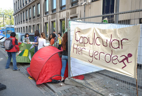 Türkiye Büyükelçiliği önüne 'Gezi çadırları' kuruldu