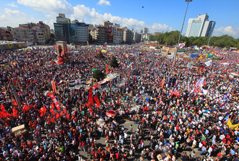 Taksim'deki miting için binlerce insan meydana aktı