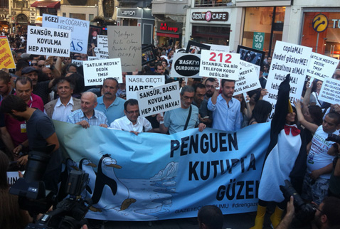 Taksim'de gazetecilerin eylemine polis engeli